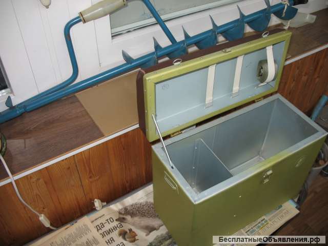 Ящик и ледоруб для зимней рыбалки