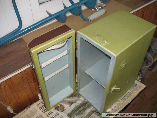 Ящик и ледоруб для зимней рыбалки