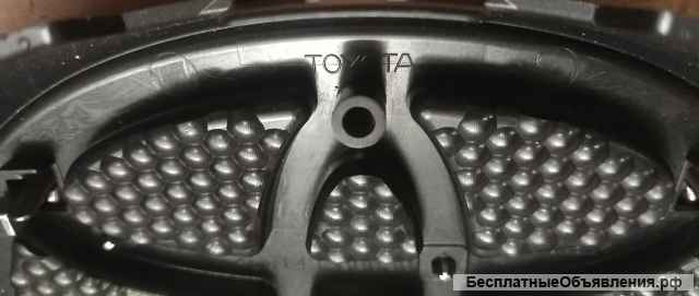Эмблема решетки радиатора Toyota Prado 150