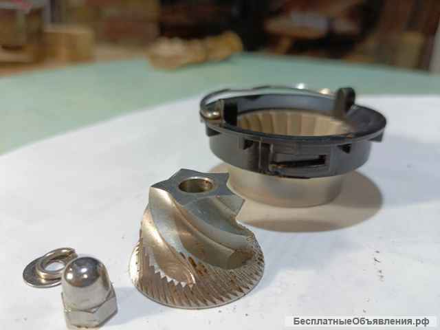 Запчасти кофемолка kitfort кт 749 б/у редуктор-2700, бункер для зерна-1600, корпус-1500, кон