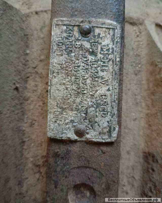 Компрессор входит мотор. компрессор. два рессивера.