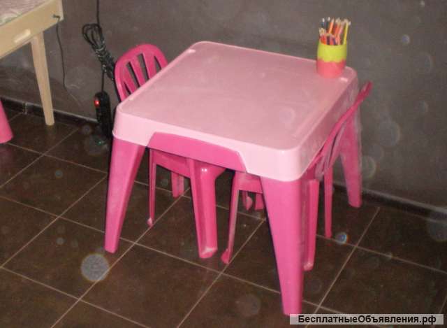 Детский столик + 2 стульчика