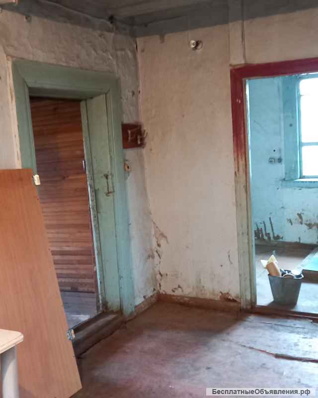 Деревянный дом на ровном плодородном земельном участке в пределах населенного пункта