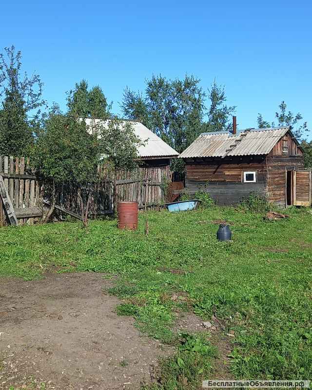 Деревянный дом на ровном плодородном земельном участке в пределах населенного пункта