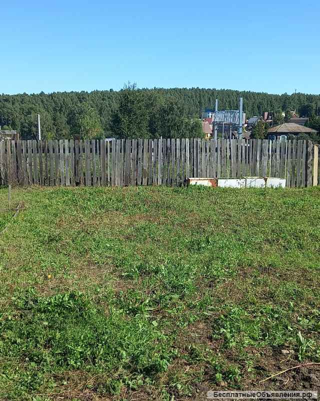 Деревянный дом на ровном плодородном земельном участке в пределах населенного пункта