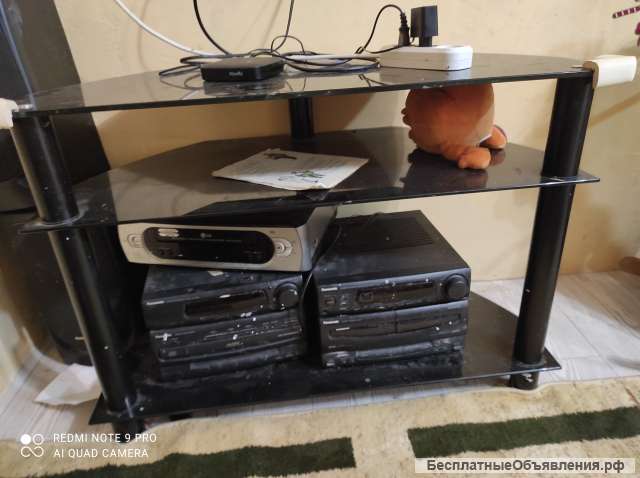 Тумба стеклянная под тв