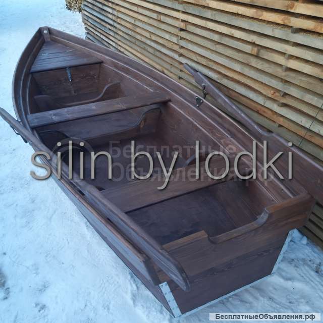 Лодка деревянная с высоким бортом