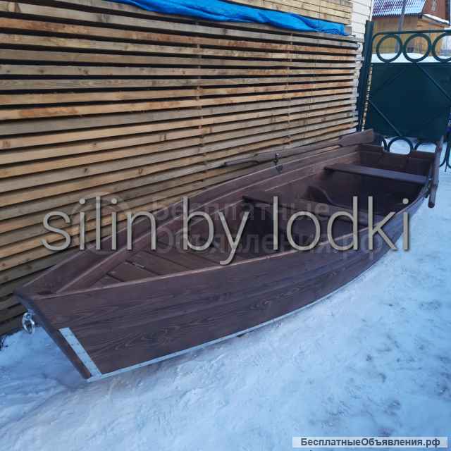 Лодка деревянная с высоким бортом