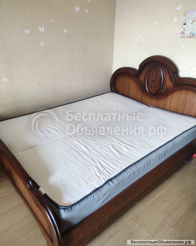 Двуспальная кровать с матрасом