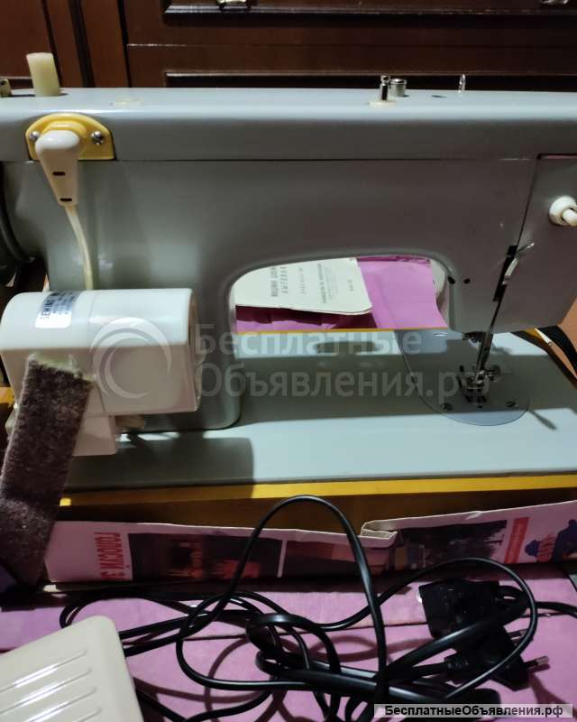 Электрическая швейная машинка