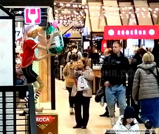 Необычное оформление Новогодней витрины движущимися фигурами