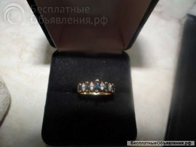 Ювелирный гарнитур из трех предметов (кольцо, серьги, колье)