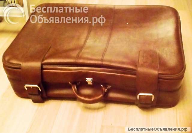 Вместительный чемодан на колесиках