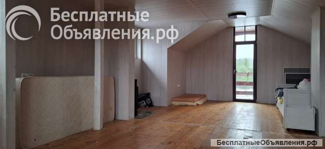 Большой бревенчатый дом с баней со своим выходом к реке в Гдовском р-не Псковской области