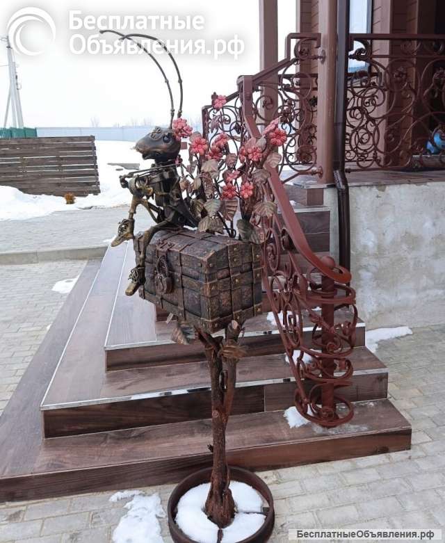 Муравьишка - скрипач на сундучке