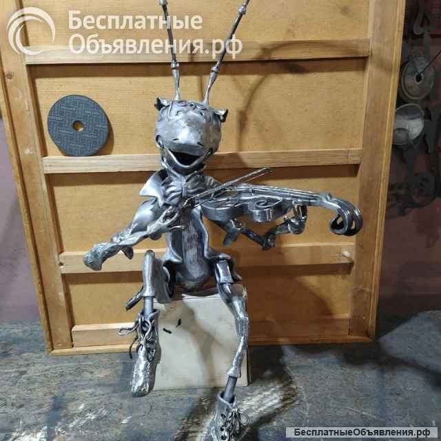 Муравьишка - скрипач на сундучке