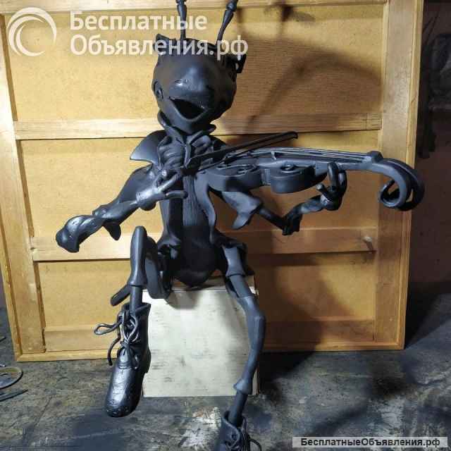 Муравьишка - скрипач на сундучке