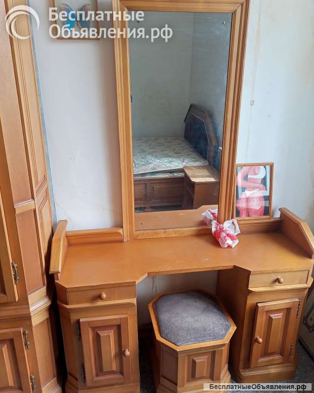 Спальный гарнитур из березы б.у.