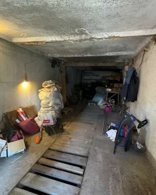Гараж с тех комнатой и подвалом