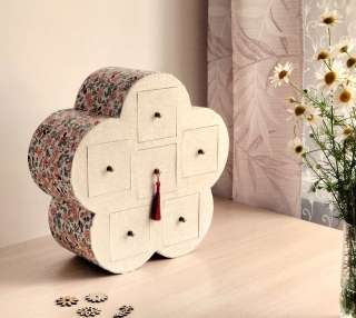 Шкатулка с выдвижными ящиками