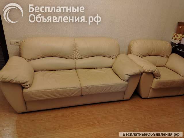 Кожаный раскладной диван и кожаное кресло