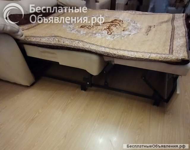 Кожаный раскладной диван и кожаное кресло