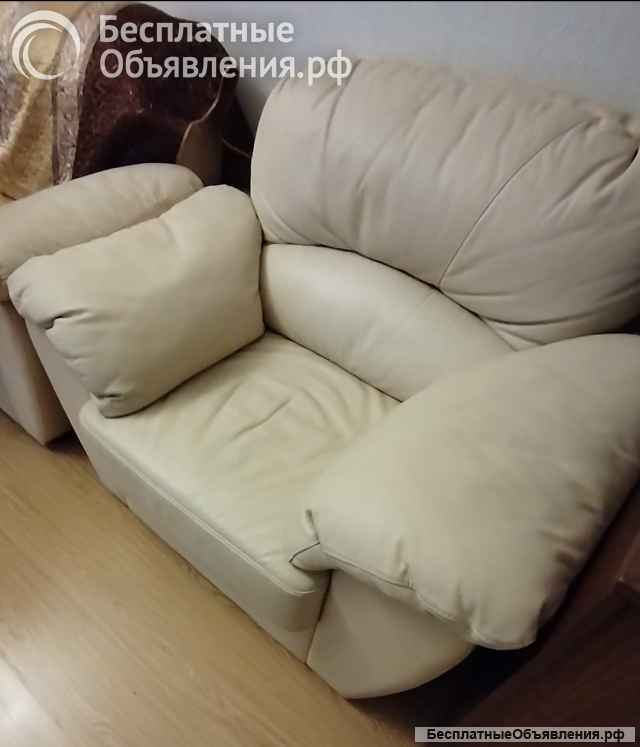 Кожаный раскладной диван и кожаное кресло