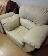 Кожаный раскладной диван и кожаное кресло