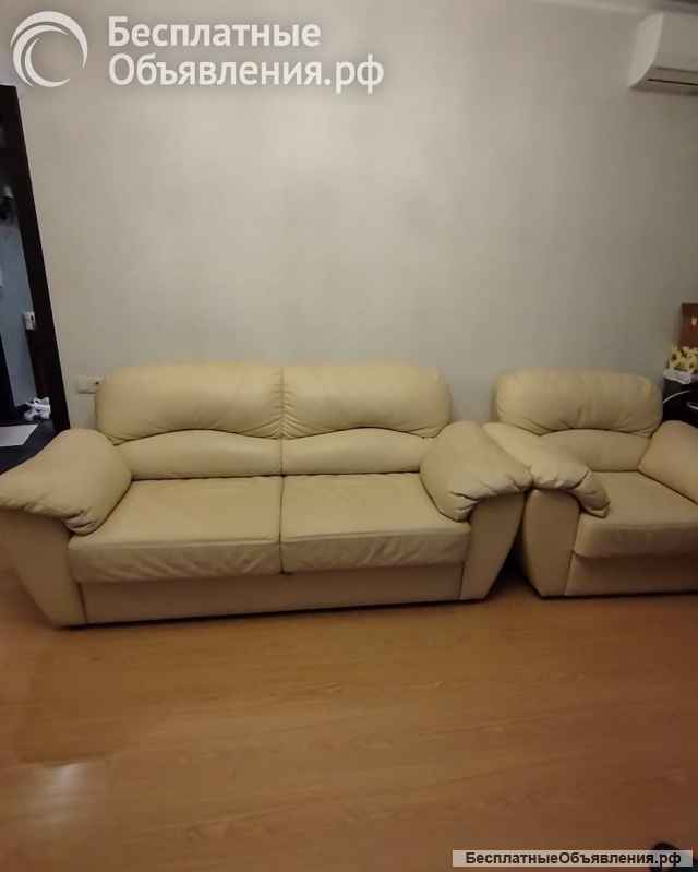 Кожаный раскладной диван и кожаное кресло