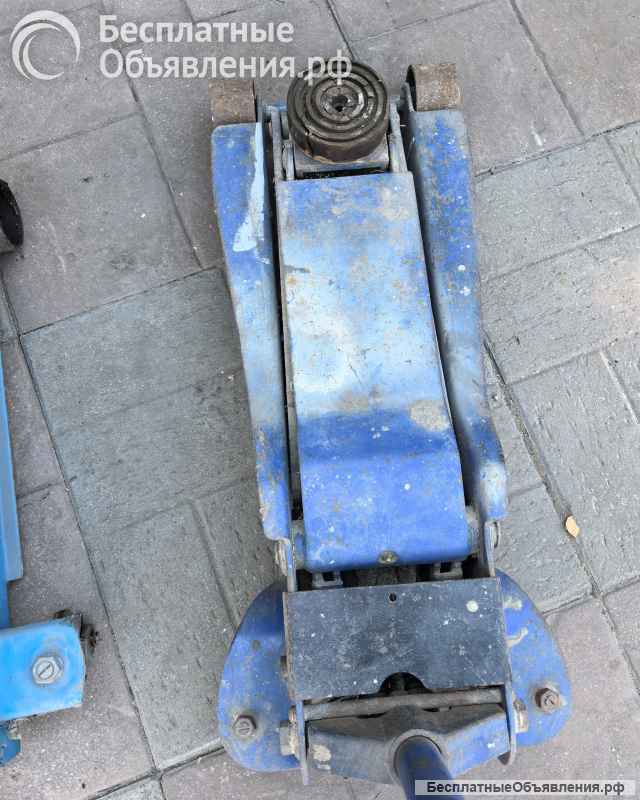 Домкрат подкатной