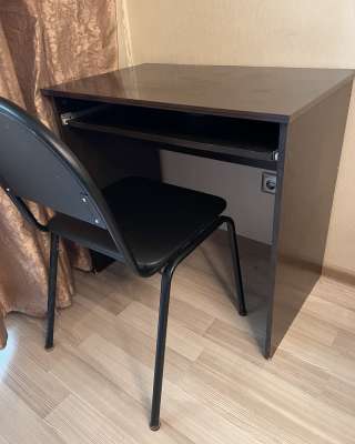 Письменный стол(с выдв. столешницей) + стул.