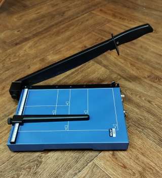 Резак для бумаги сабельный в хорошем состоянии