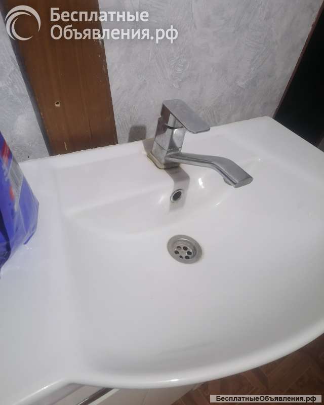 Тумба с раковиной и краном