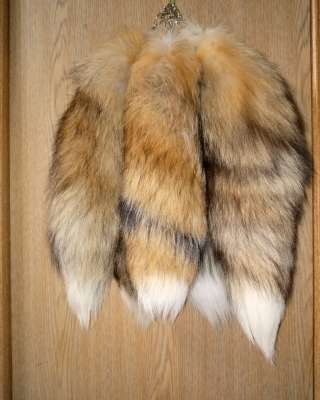 Натуральные меховые хвосты на замках-карабинах в ассортименте