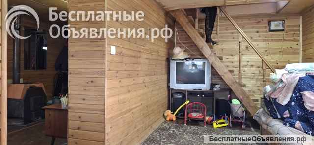 Добротный бревенчатый дом с баней на высоком берегу реки Шелонь