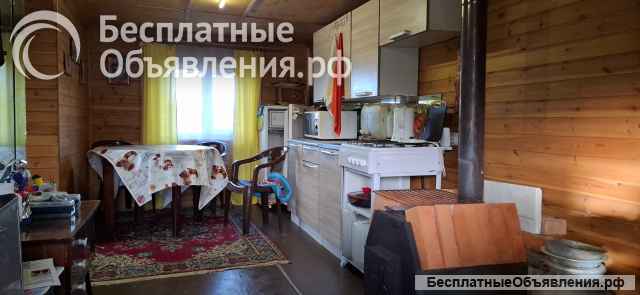 Добротный бревенчатый дом с баней на высоком берегу реки Шелонь