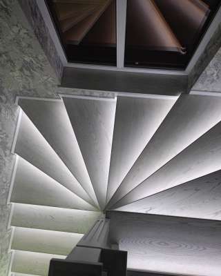 Обшивка каркаса лестницы деревом: ступени, балясины, ограждения кованные, деревянные