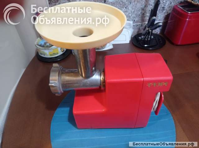 Электромясорубка времен СССР с разными насадками