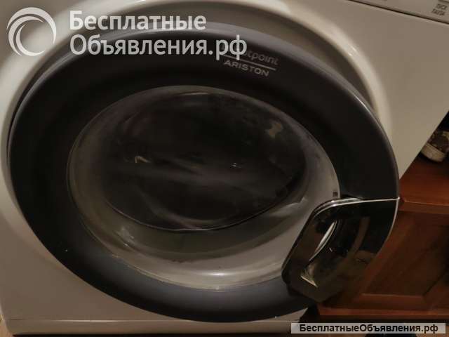 Стиральную машину Аристон работает