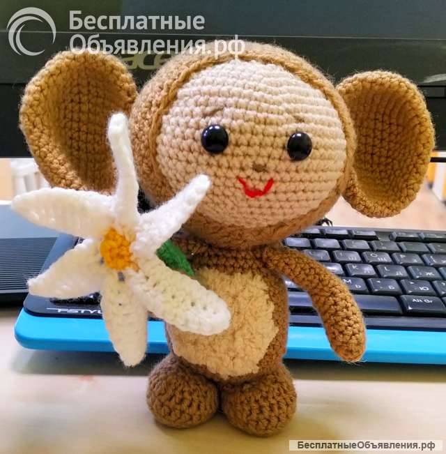 Чебурашка вязаный с цветочком
