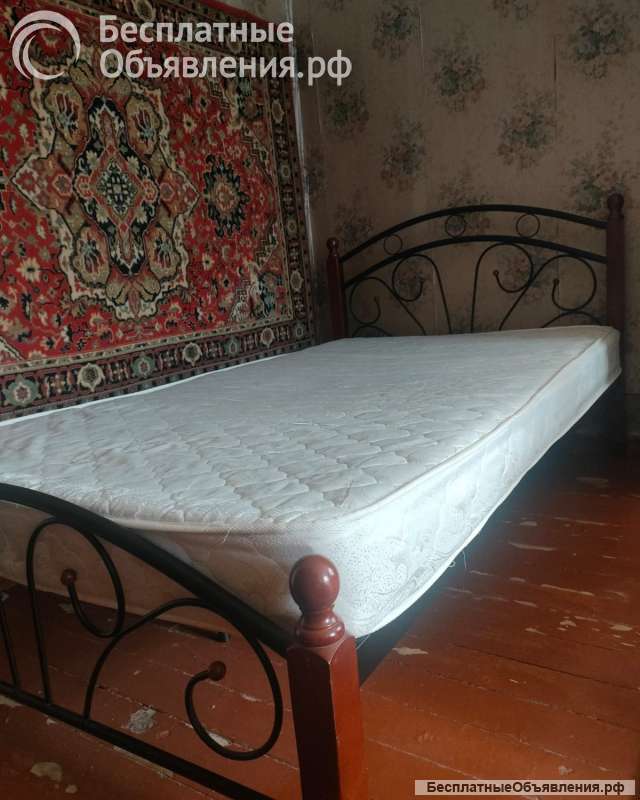 Полутораспальную кровать