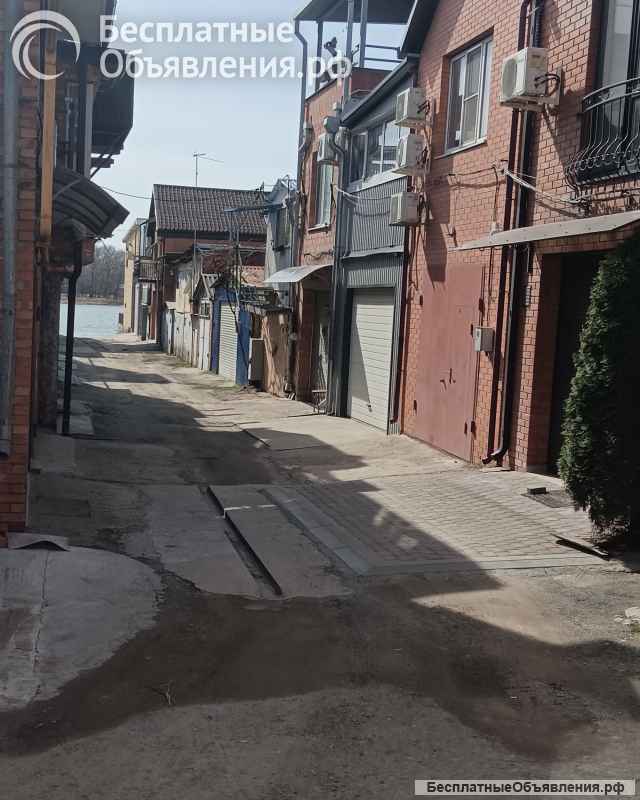 Пай на лодочной стоянке