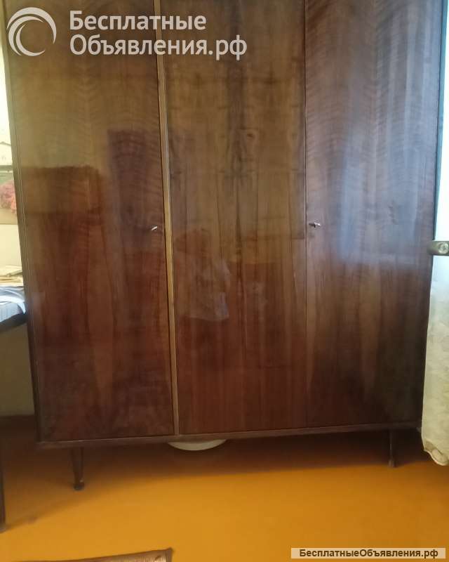 Шкаф платяной трехстворчатый