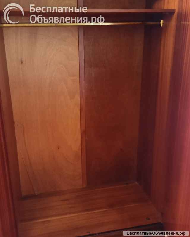 Шкаф платяной трехстворчатый