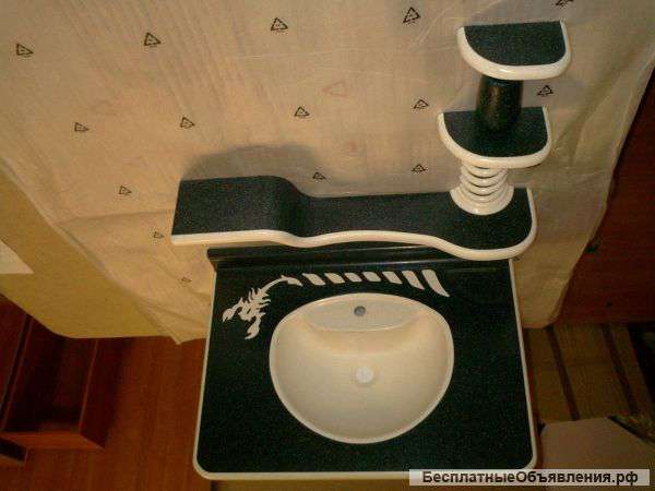 Раковина из жидкого камня с полочками и дизайнерскими элементами в ванную комнату