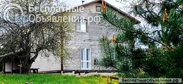 Добротный дом в деревушке у озера рядом с Пушкинским заповедником