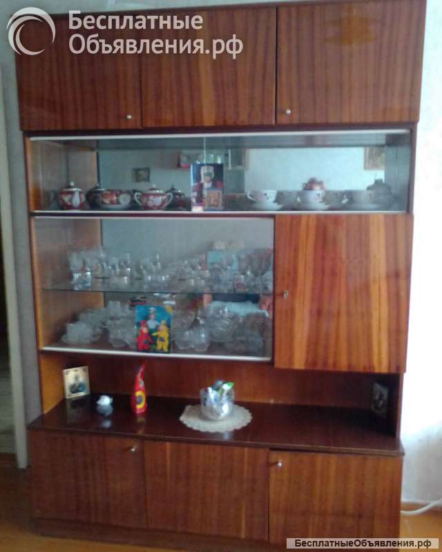 Отдам шкаф-сервант
