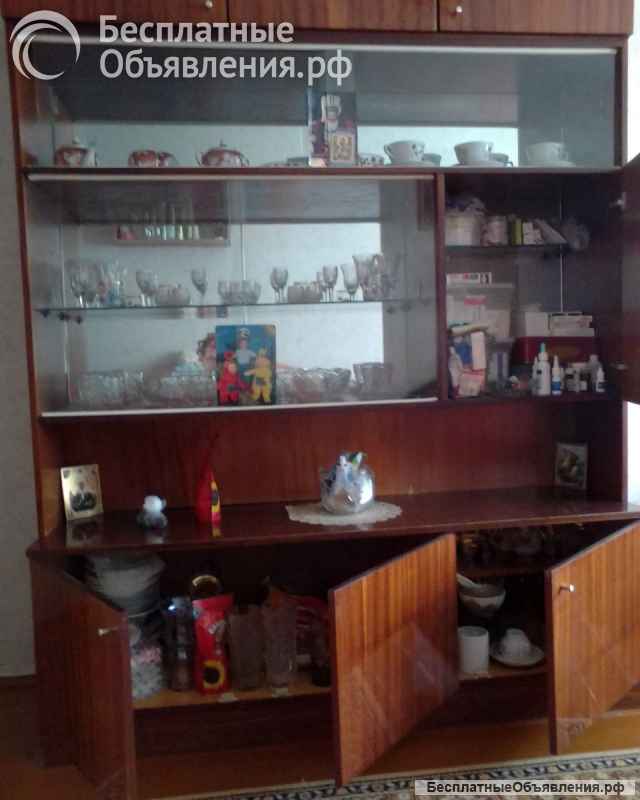 Отдам шкаф-сервант
