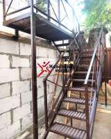 Уличная металлическая лестница на 2 этаж дома от производителя