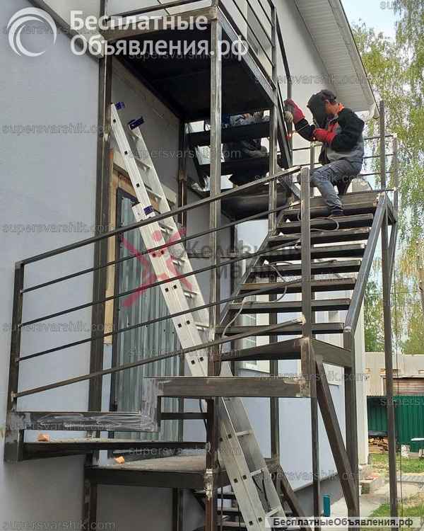 Уличная металлическая лестница на 2 этаж дома от производителя